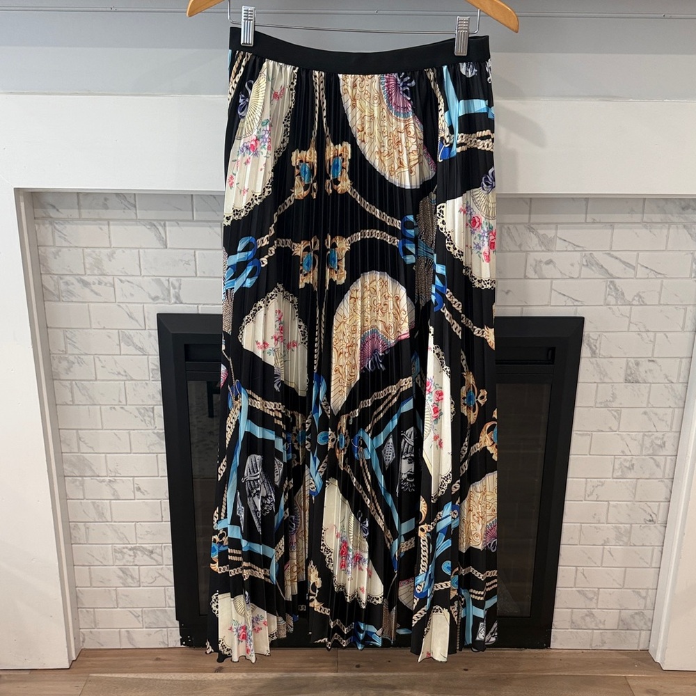 Chic Black and Cream pleated Skirt